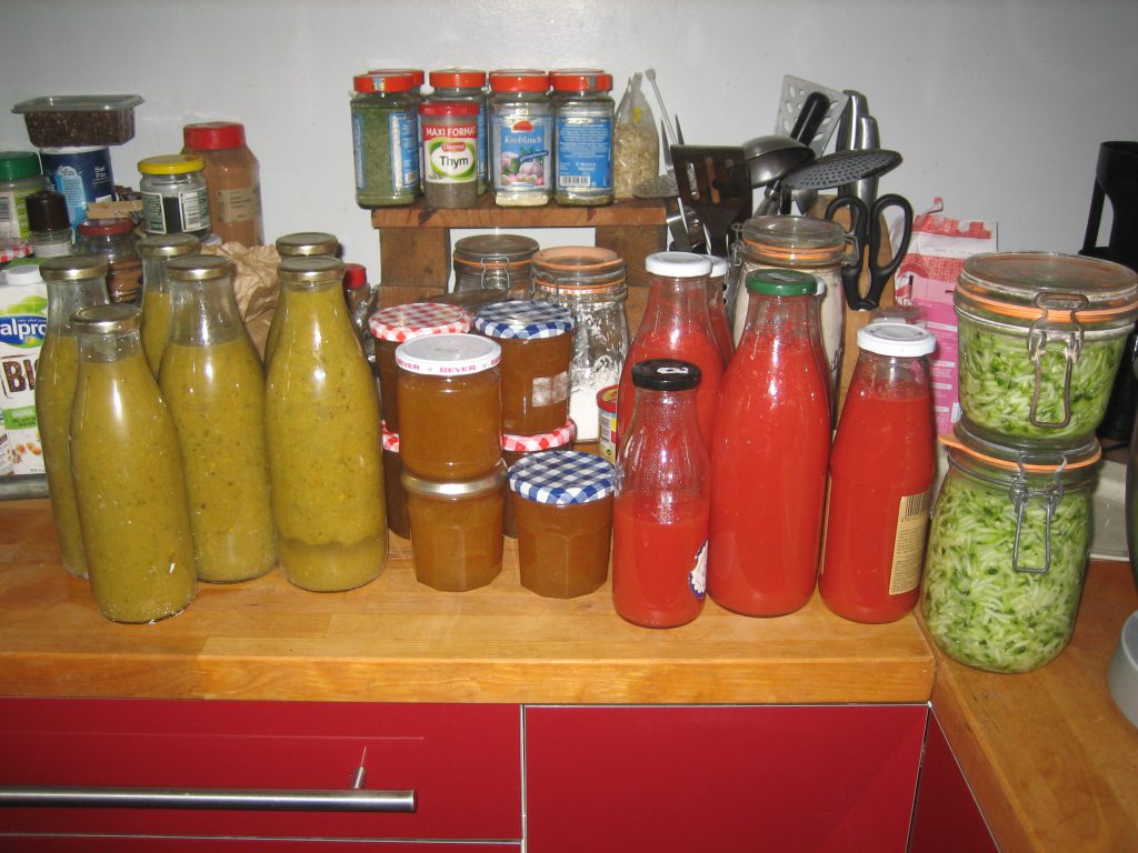 Sam 15 Aout : confection et stérilisation de la sauce tomate, la lacto-fermentation